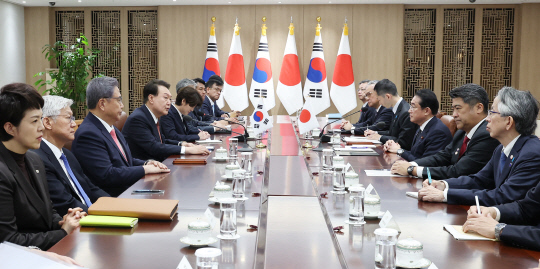 윤석열 대통령과 1박2일 일정으로 한국을 찾은 기시다 후미오 일본 총리가 7일 서울 용산 대통령실 청사에서 한일 정상 확대 회담을 하고 있다. 연합뉴스